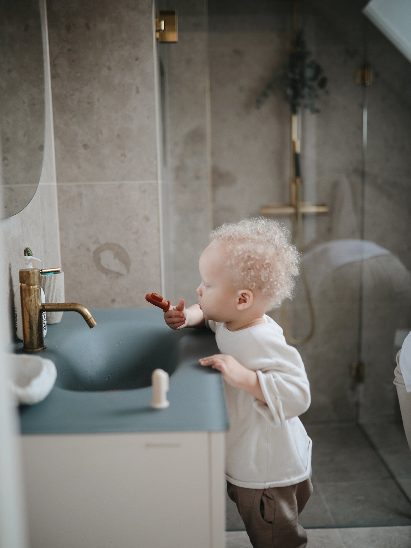 finger toothbrush